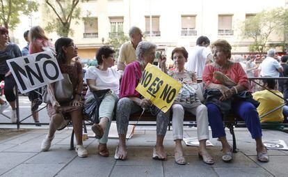 Varias mujeres en la calle de Ferraz con carteles en contra de la abstención del PSOE a la investidura.