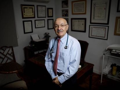Juan Casado, médico pediatra, en su consulta privada de su casa en Majadahonda (Madrid).
