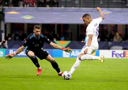 Mbappé bate a Unai Simón en el reciente duelo entre España y Francia de la Nations League.