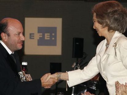 La Reina entrega el Premio Rey de España en la categoría de radio al periodista colombiano Julio Sánchez Cristo.
