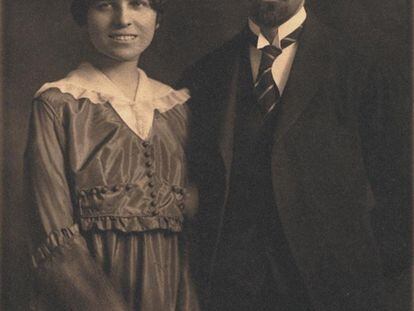 Zenobia Camprubí y Juan Ramón Jiménez, fotografiados el 2 de marzo de 1916, día de su boda en la Iglesia de St. Stephen en Nueva York.