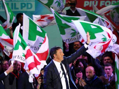 Matteo Renzi saluda en el acto final de campaña del PD. 