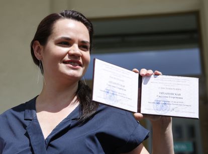 Tijanóvskaya muestra el documento de candidata presidencial, el 14 de julio en Minsk.