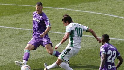 Pere Milla dispara en el área durante el partido ante el Betis este domingo en el estadio Manuel Martínez Valero, en Elche.