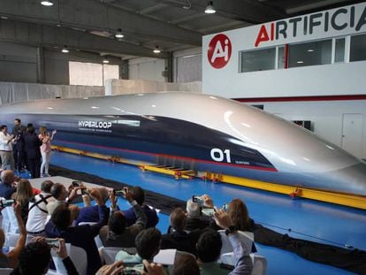 Presentación de la cápsula del Hyperloop '01 Quintero' este martes en Cádiz.
