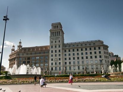Edificio de la antigua sede de Banesto (derecha) en la plaza Cataluña de Barcelona.