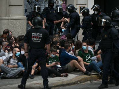 Un grup d'activistes intenta aturar un desnonament al carrer de Còrsega de Barcelona. 