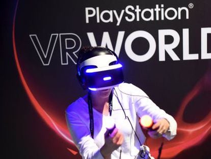 Una persona prueba los cascos PlayStation VR de Sony.