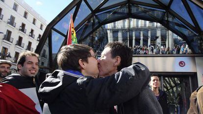 Decenas de personas se han concentrado este domingo en la Puerta del Sol de Madrid para besarse y reclamar así "respeto y tolerancia" para los homosexuales.