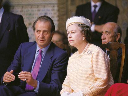Juan Carlos I e Isabel II, en los Reales Alcázares de Sevilla, en 1988.