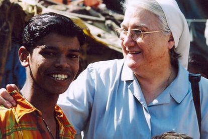 La Hermana Primi Vela (dcha.) de la ONG Manos Unidas, con un muchacho en la India