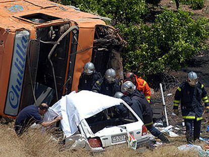 Los bomberos, ayer, durante los trabajos para extraer los cuerpos de los fallecidos en el accidente de Castellón.