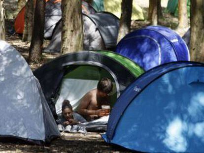 Campistas en el &aacute;rea de acampada libre de la isla de Ons que ser&aacute; privatizada.