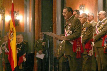 El teniente general José Mena Aguado, general jefe de la Fuerza Terrestre, en la celebración de la Pascua Militar de 2006 en Sevilla.