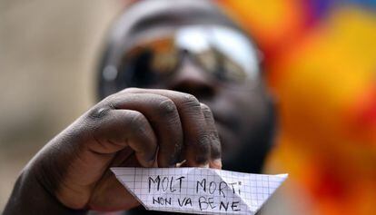 Solicitantes de asilo se manifiestan en Roma ante el Parlamento italiano.