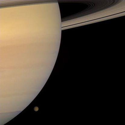Saturno, sus anillos y su luna Titán observados por la sonda <i>Cassini.</i>