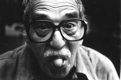 Imagen tomada en el año 2003 del escritor colombiano Gabriel García Márquez en su casa de México, gesticulando y sacando la lengua a la cámara