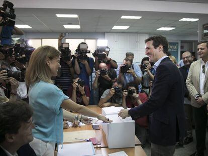 Pablo Casado vota el jueves en la sede del PP en el distrito de Salamanca.