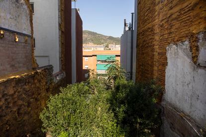 Solar en la calle Santa Rosalía, donde una promotora recibió licencia para construir un edificio con un 30% de viviendas sociales pero abandonó el proyecto.