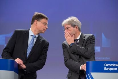 A la izquierda, el vicepresidente de la Comisión Europea, Valdis Dombrovskis, escucha al comisario de Economía, Paolo Gentiloni
