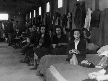 Secci&oacute;n de mujeres en las barracas del campo de Rivesaltes en 1941.  