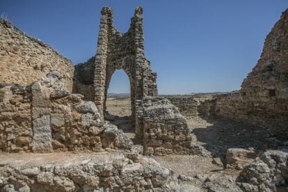 Las paredes de la iglesia de Recópolis estaban recubiertas por una especie de estuco blanco que aún es visible en algunas zonas.