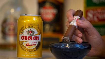 cerveza ucraniana Obolon mientras fuma en un bar de La Habana, Cuba