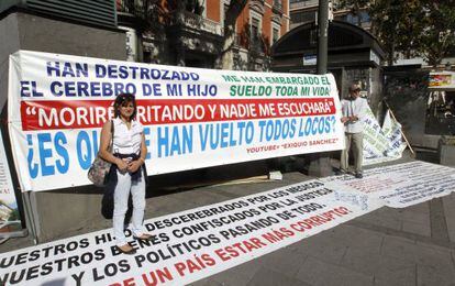La mujer que protesta por una supuesta negligencia médica con su hijo, enfermo de parálisis cerebral.