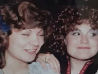 Josefa Fraile, a la izquierda, junto a su hermana Carmen, en una imagen familiar de los años setenta.