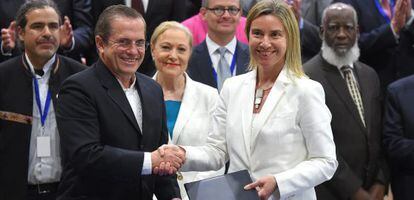 Federica Mogherini estrecha la mano al ministro ecuatoriano de Exteriores, Ricardo Pati&ntilde;o, el mi&eacute;rcoles en Bruselas.