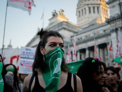 Un grupo de manifestantes participan en una protesta a favor del aborto en Buenos Aires (Argentina).