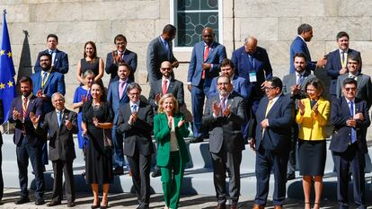 La vicepresidenta primera del Gobierno, Nadia Calviño, en el centro con los ministros de economía y representantes en la reunión del directorio del Banco de Desarrollo de América Latina y el Caribe (CAF), en Santiago de Compostela.