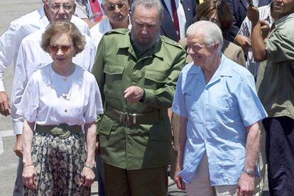 El expresidente norteamericano Jimmy Carter ya visitó la isla en 2002. En la imagen, junto a su esposa, Rosalynn, y Fidel Castro.
