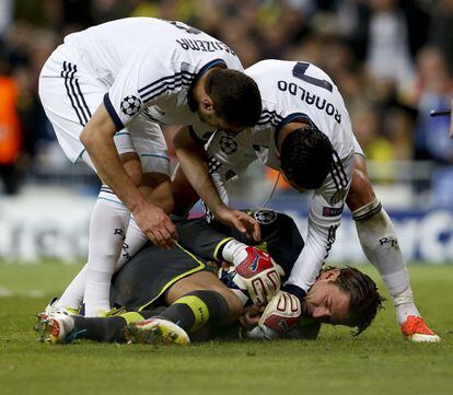 Ronaldo y su Benzema forcejean con Wedenfeller.