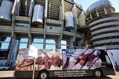 El autobús de la organización Centro para la Reforma Bioética en España frente al estadio Santiago Bernabéu, en Madrid.