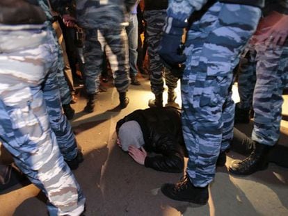 Un hombre detenido en Moscú en la protesta de este domingo.
