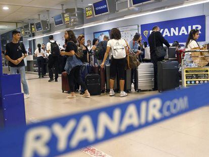 Pasajeros de Ryanair ante los mostradores de facturaci&oacute;n de la &#039;low cost&#039; en el aeropuerto de Madrid-Barajas.