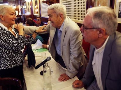 Mar&iacute;a Espa&ntilde;a, viuda de Francisco Umbral, saluda ayer a Jorge y Camilo Jos&eacute; Cela, hermano e hijo del Nobel.