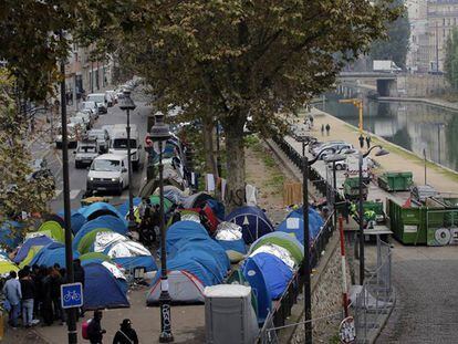 Un improvisado campamento de migrantes este viernes en París.