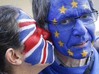 Miembros del movimiento Hacer el amor, no el Brexit se besan en una manifestación en Bruselas.