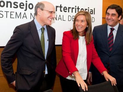 El consejero de Sanidad, Rafael Bengoa (izquierda), y la ministra, Ana Mato, en el consejo interterritorial en Febrero.
