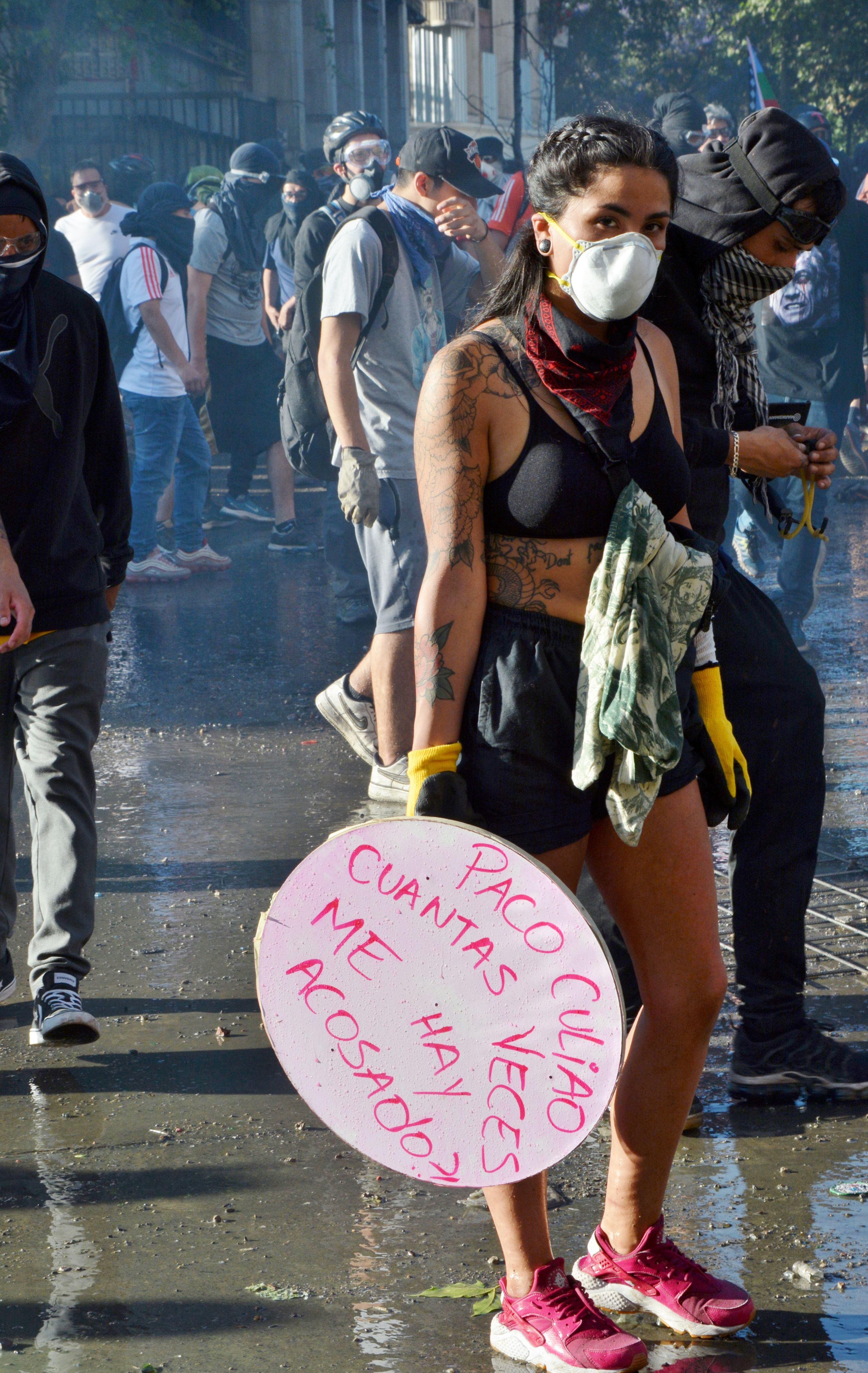 Una de las manifestantes, en las calles de Chile. La imagen pertenece al libro 'Primera línea Chile'.