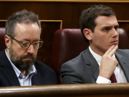 Juan Carlos Girauta y Albert Rivera, durante la intervención de Sanchez.