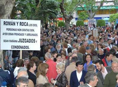 Vecinos de Marbella, durante la manifestación convocada ayer contra la libertad bajo fianza de Roca