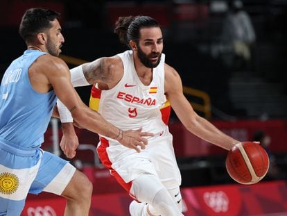 Ricky Rubio intenta superar a Campazzo en el partido España-Argentina.