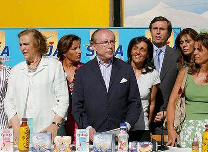 El empresario José María Ruiz Mateos posa con su familia y con unos productos de la Nueva Rumasa