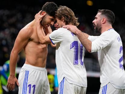 Modric y Carvajal celebran con Asensio el gol del balear que da la victoria al Madrid ante el Granada.