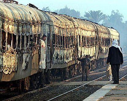 Estado en el que quedó el tren de pasajeros siniestrado en Egipto.