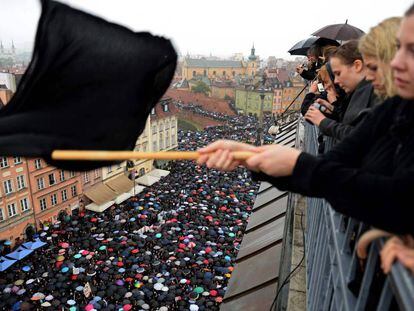 Protesta de mujeres vestidas de negro en Varsovia.