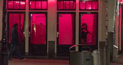 Prostitutas esperan clientes tras el cristal en el Distrito Rojo de &Aacute;msterdam, en abril de 2017
